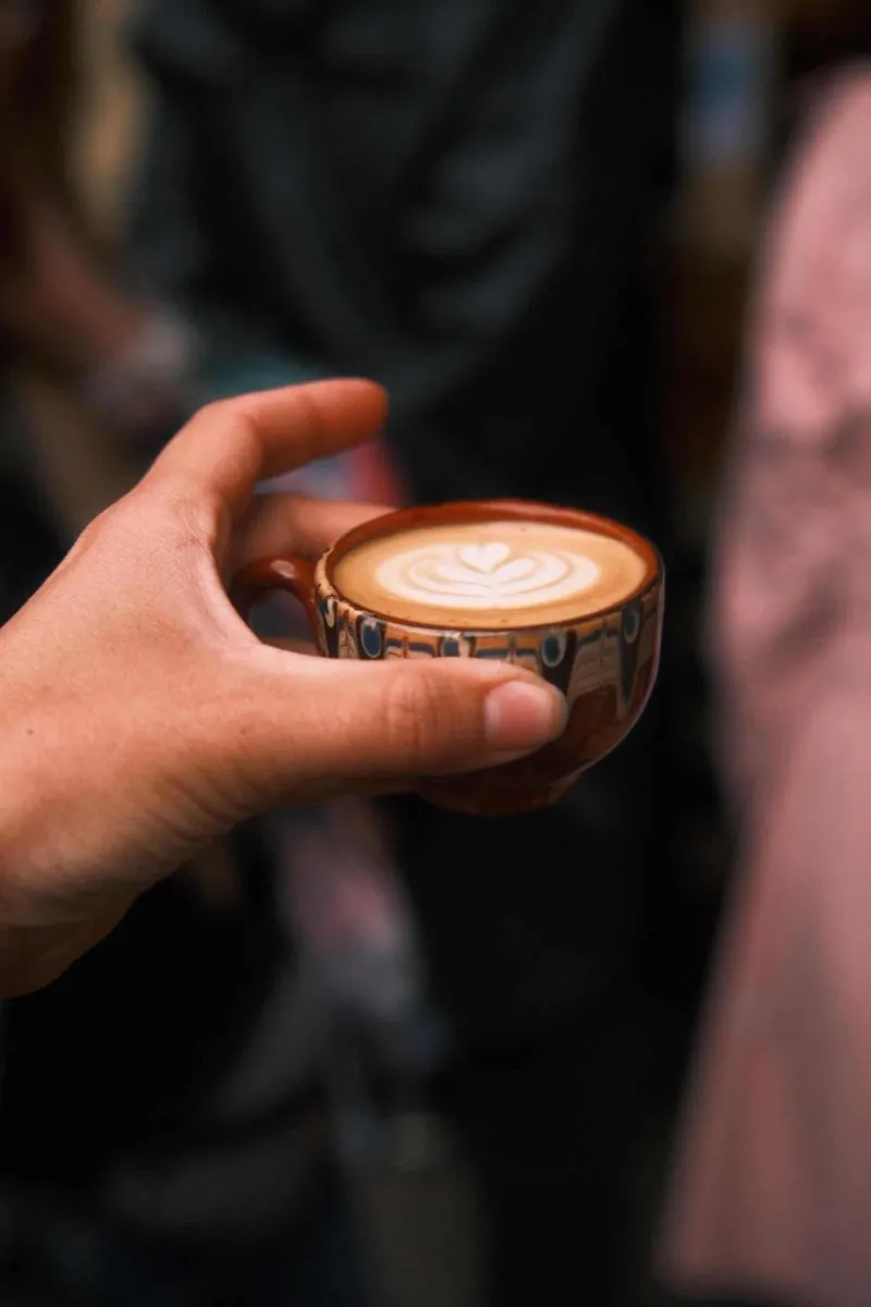 Keramický šálek kávy s latté art rozetou